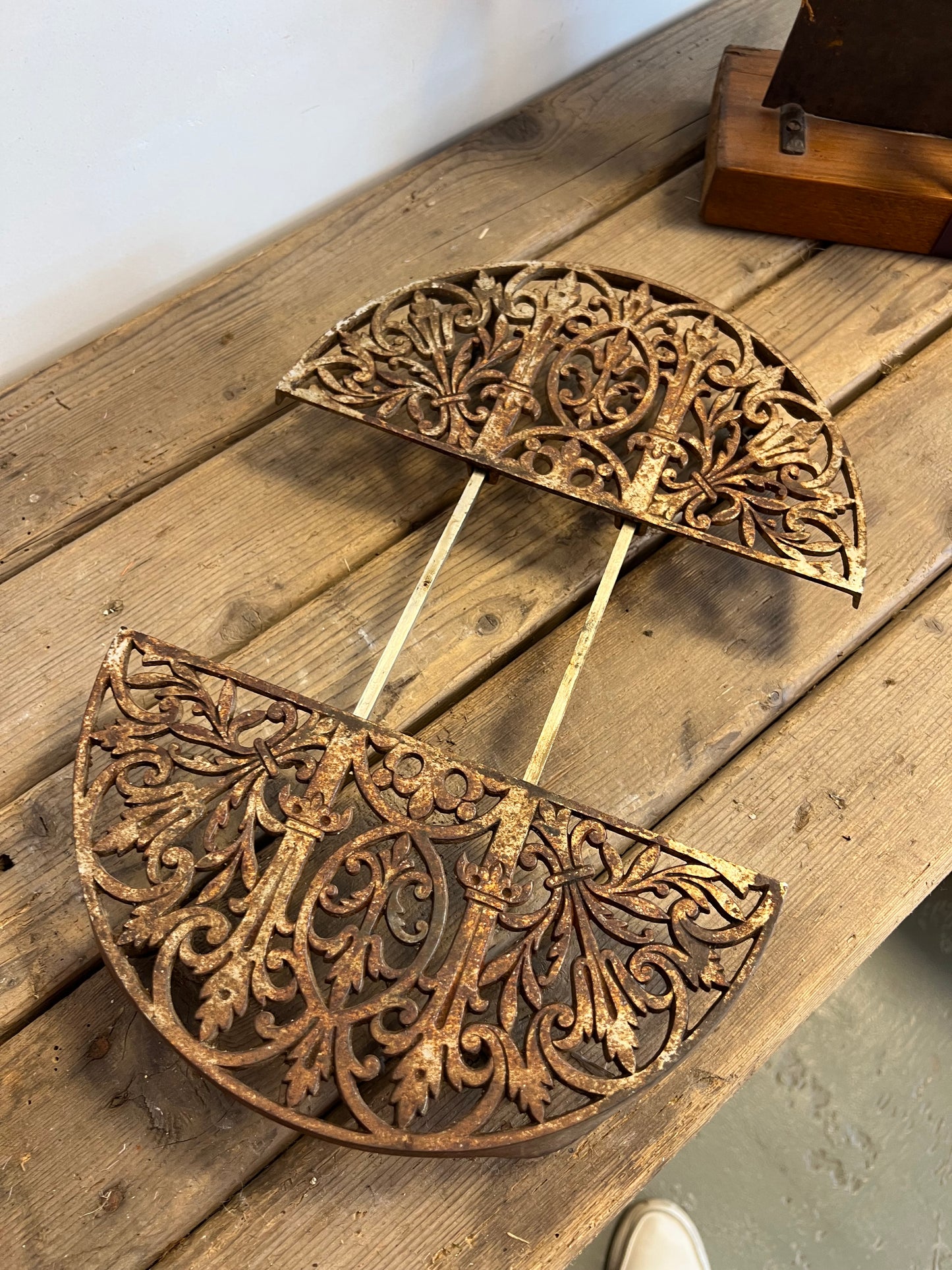 IJZEREN | ONDERZETTER | OP | WIELTJES | UITSCHUIFBAAR | BROCANTE