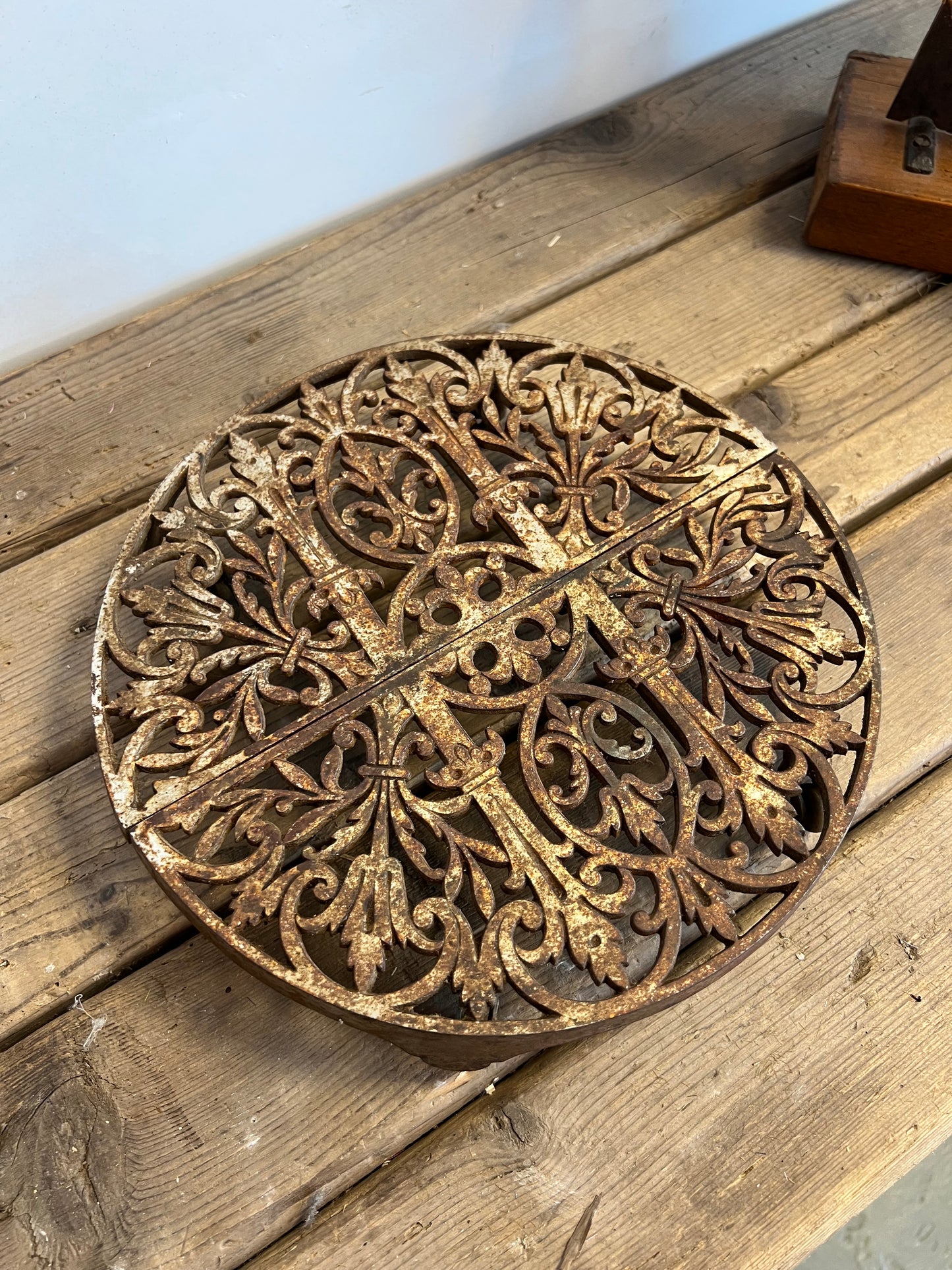 IJZEREN | ONDERZETTER | OP | WIELTJES | UITSCHUIFBAAR | BROCANTE