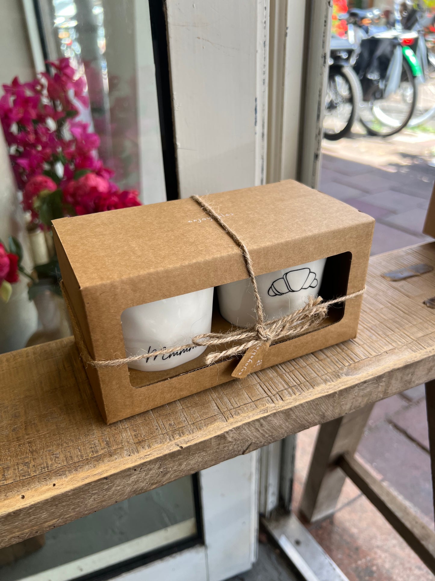 SET | VAN | 2 | KOPJES | 200 ML | CROISSANT | & | MMMMM