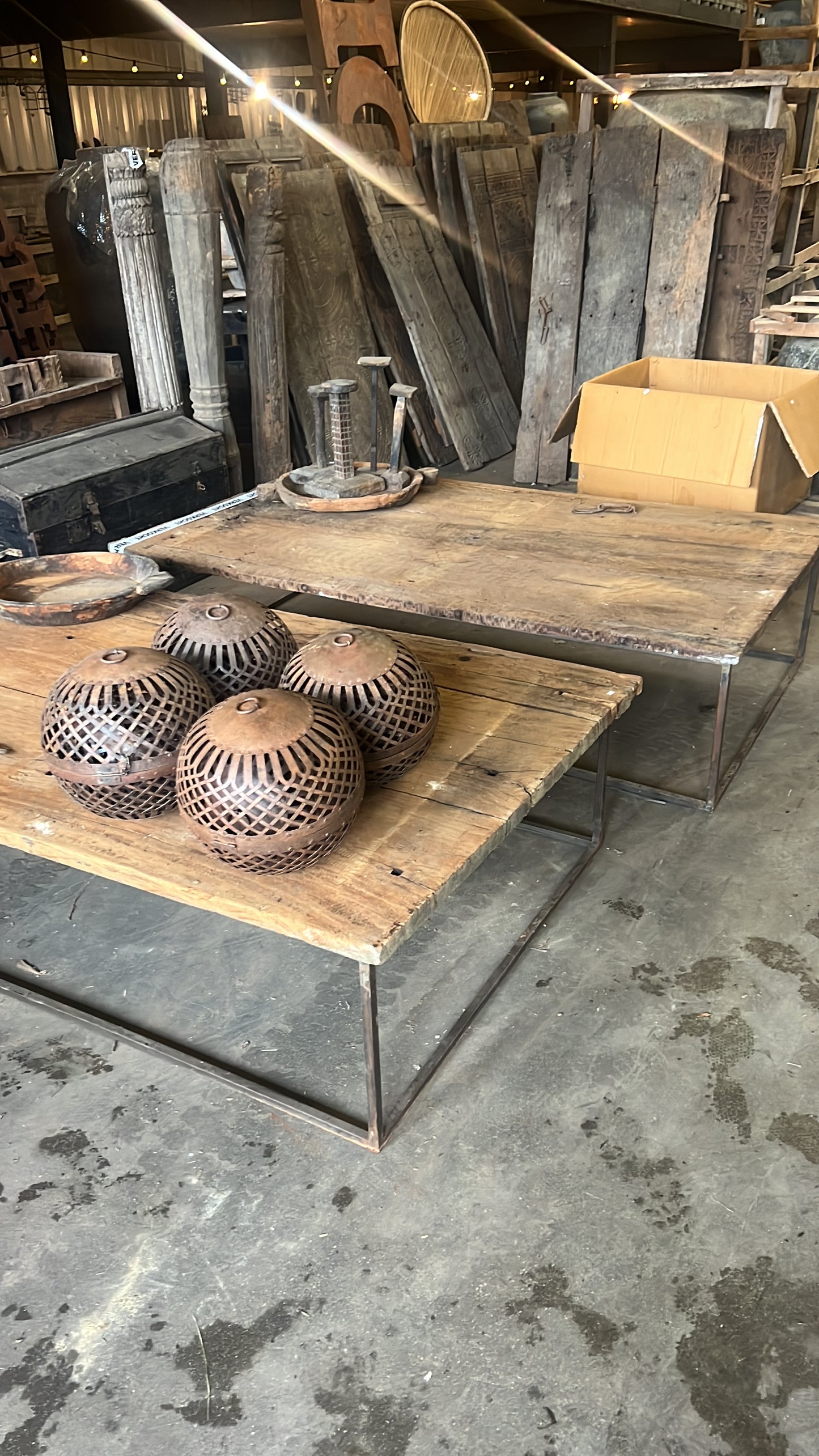 TAFEL MET IJZEREN ONDERSTEL OUD BLAD