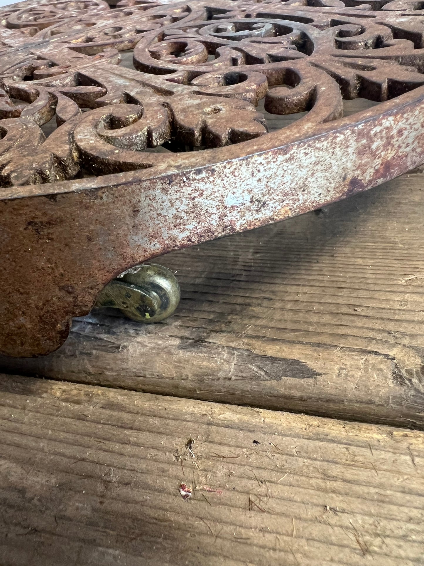 IJZEREN | ONDERZETTER | OP | WIELTJES | UITSCHUIFBAAR | BROCANTE