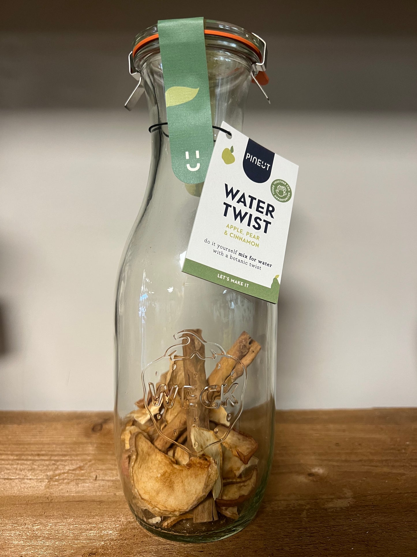 WATERTWIST | PINEUT | BIO | DIY | APPEL | PEER | KANEEL | KARAF