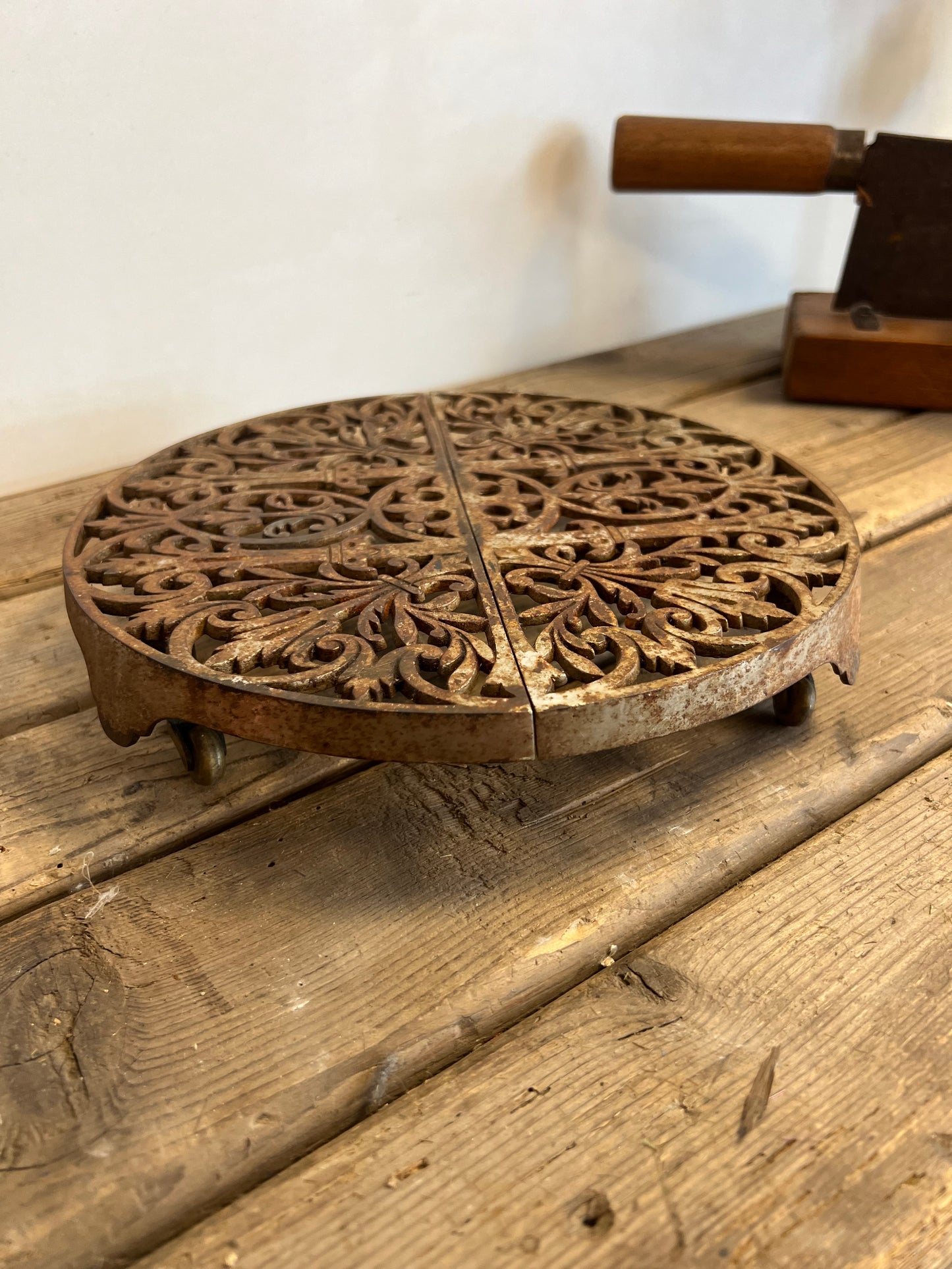 IJZEREN | ONDERZETTER | OP | WIELTJES | UITSCHUIFBAAR | BROCANTE
