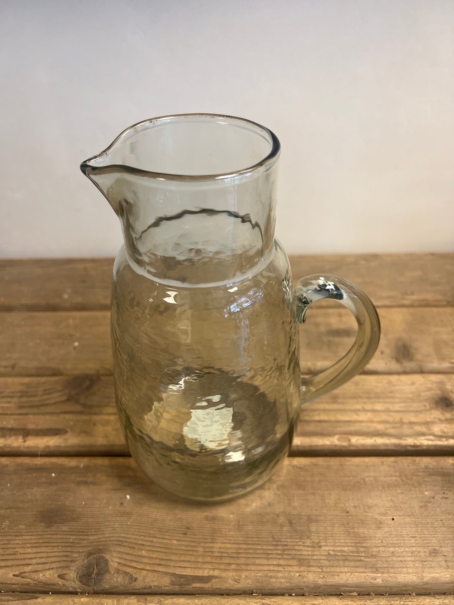 HANDGEMAAKTE | GEHAMERD | GLAZEN | KARAF | SAPKAN | WATERKAN