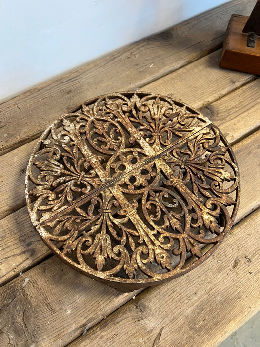 IJZEREN | ONDERZETTER | OP | WIELTJES | UITSCHUIFBAAR | BROCANTE