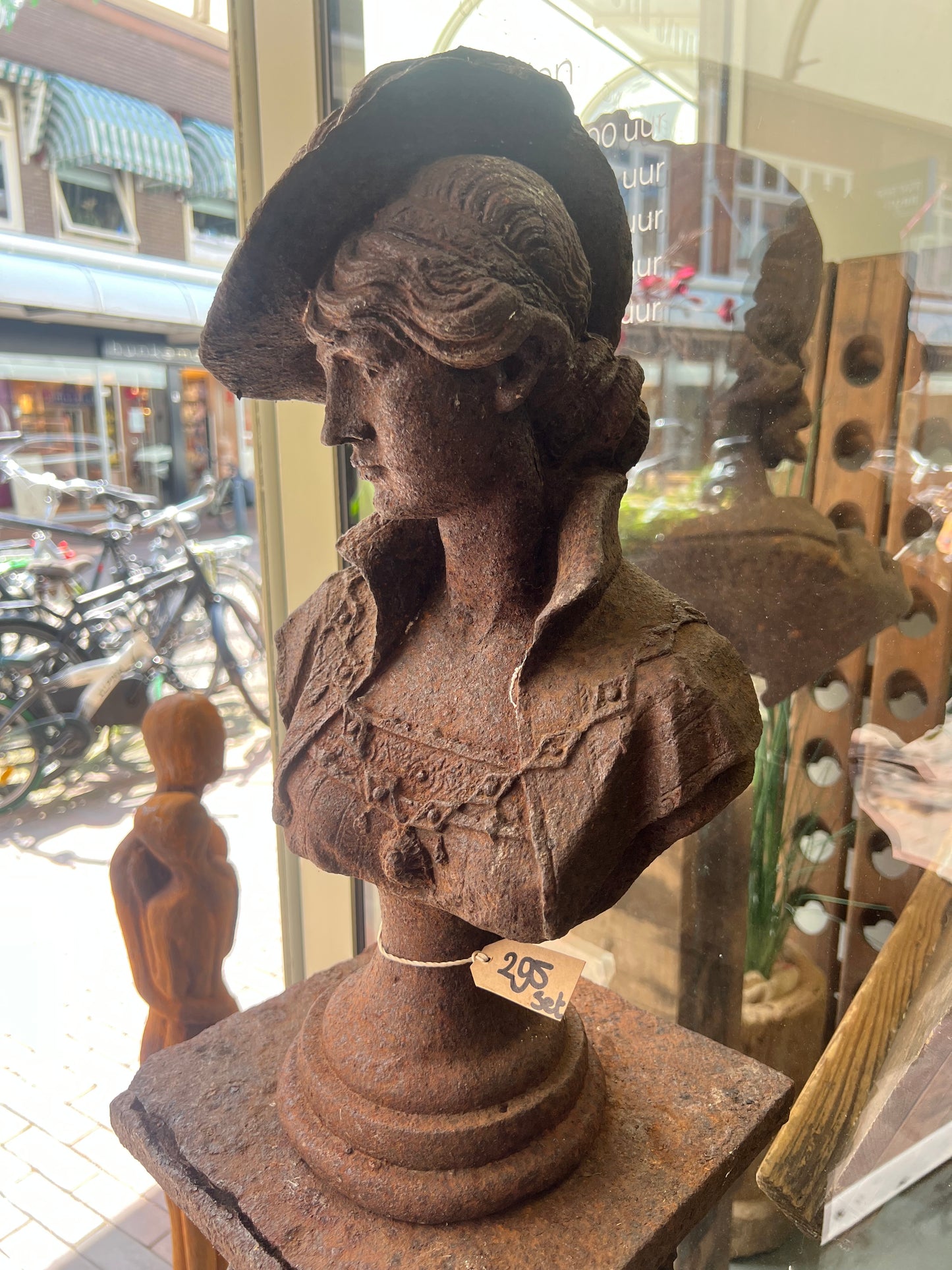 GIETIJZEREN | BUSTE | OP | SOKKEL
