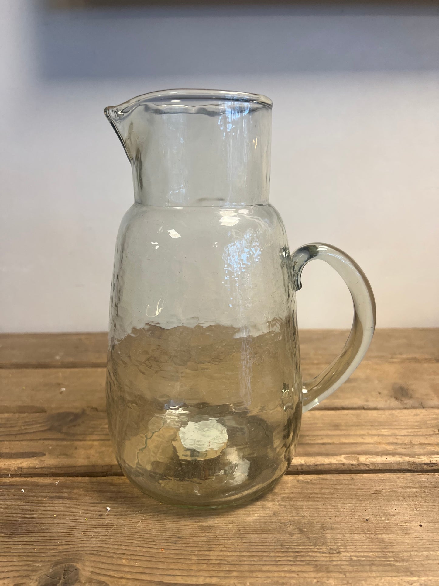 HANDGEMAAKTE | GEHAMERD | GLAZEN | KARAF | SAPKAN | WATERKAN