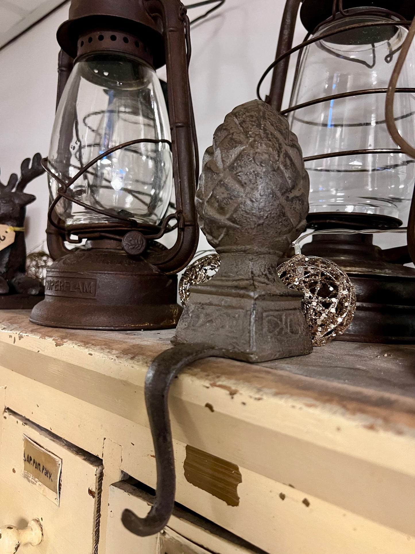 GIETIJZER | HANGER | KRANS | DENNENAPPEL