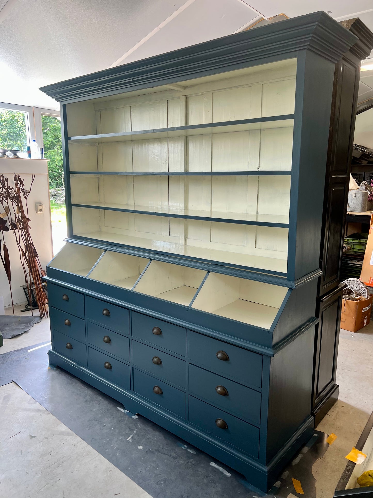 BUFFETKAST | BLAUW | MET | MESSING | BESLAG