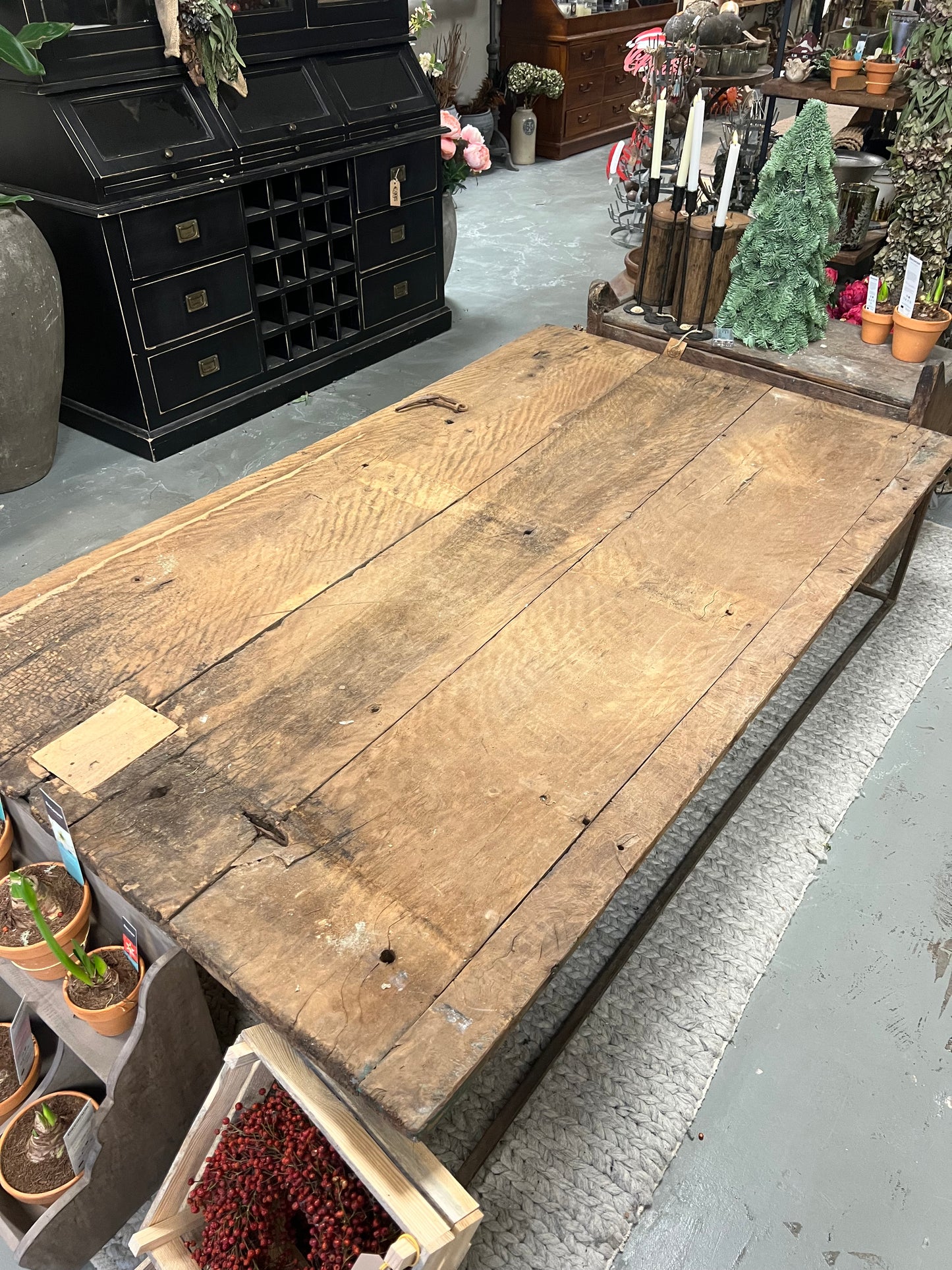 TAFEL MET IJZEREN ONDERSTEL OUD BLAD