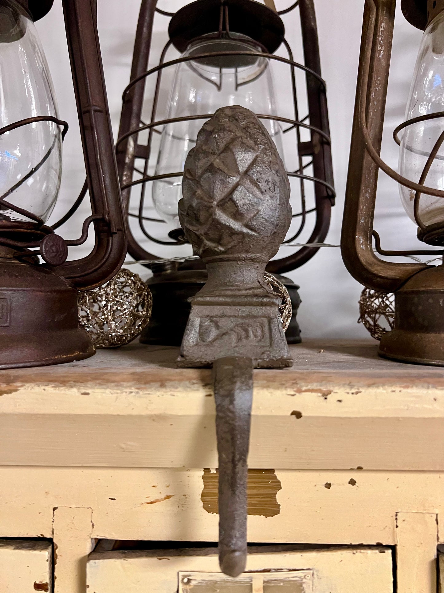 GIETIJZER | HANGER | KRANS | DENNENAPPEL