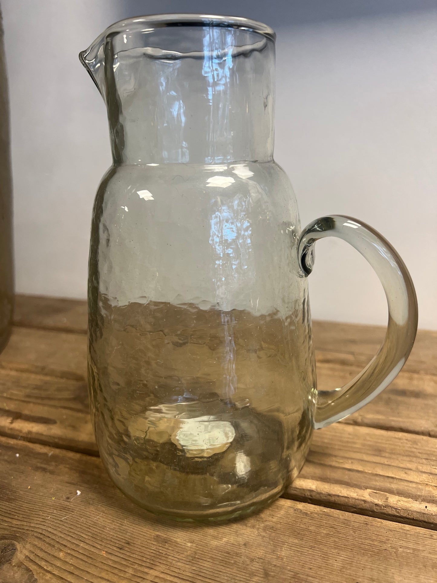 HANDGEMAAKTE | GEHAMERD | GLAZEN | KARAF | SAPKAN | WATERKAN