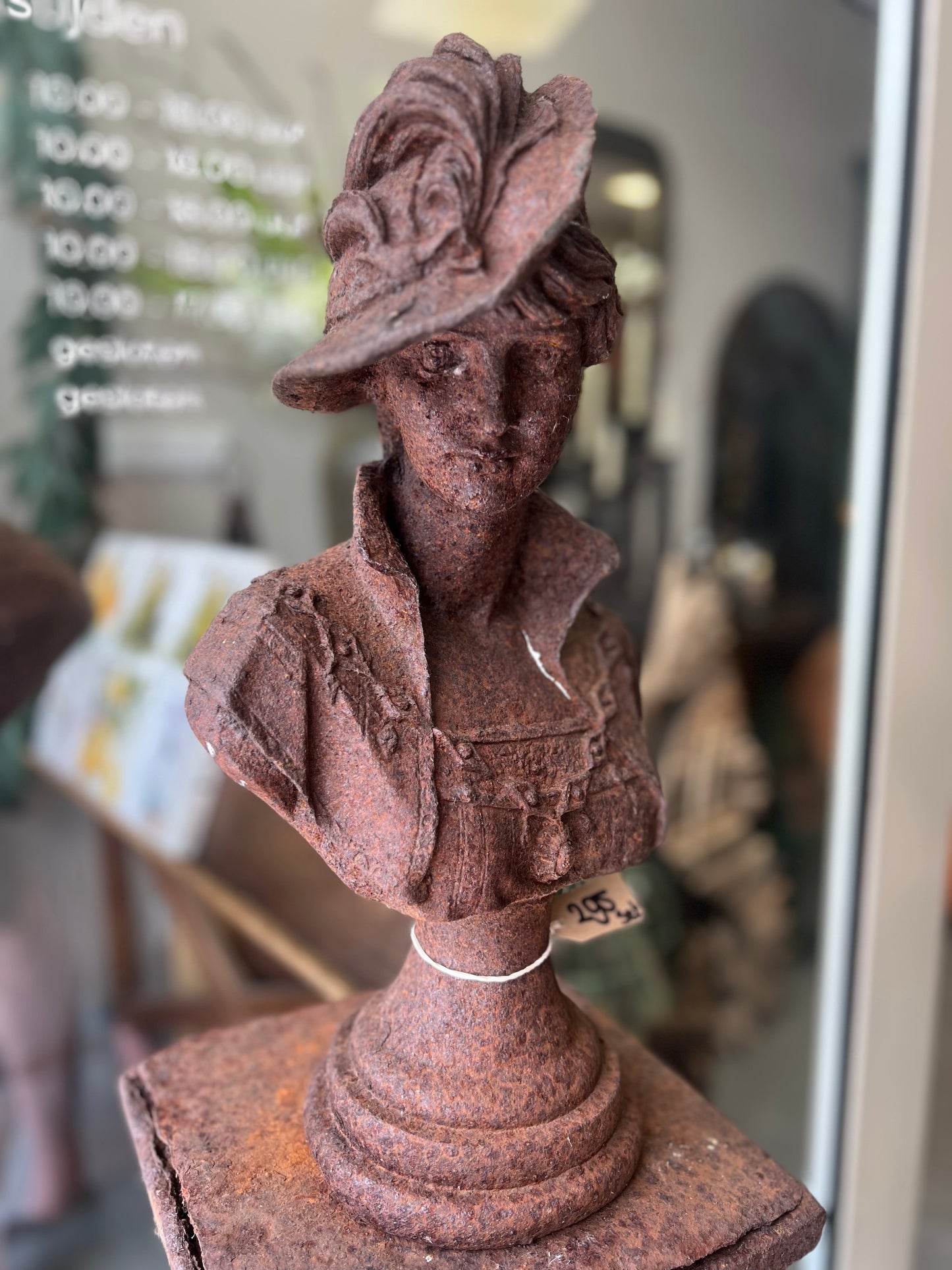 GIETIJZEREN | BUSTE | OP | SOKKEL