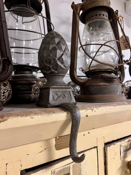 GIETIJZER | HANGER | KRANS | DENNENAPPEL