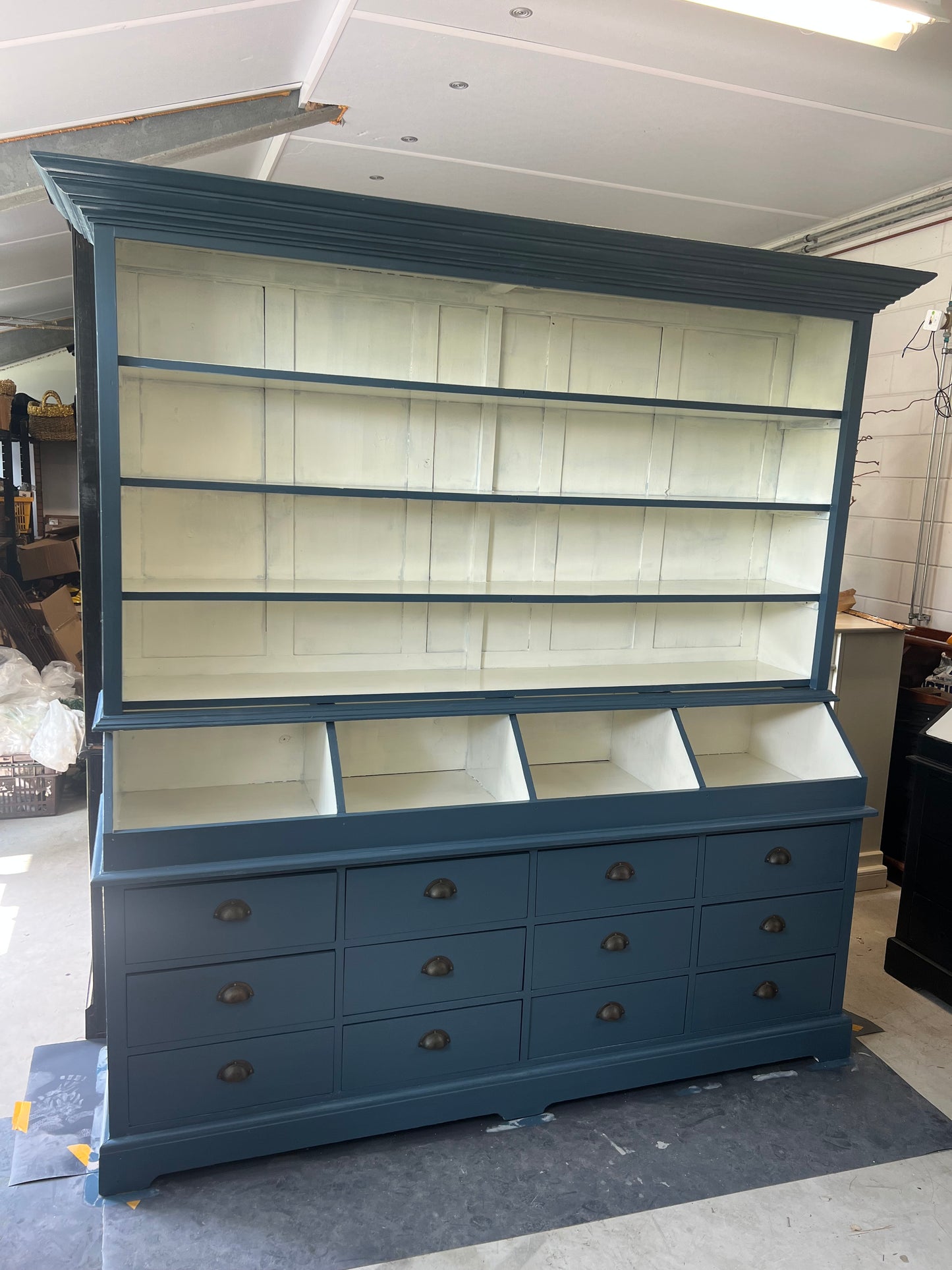 BUFFETKAST | BLAUW | MET | MESSING | BESLAG