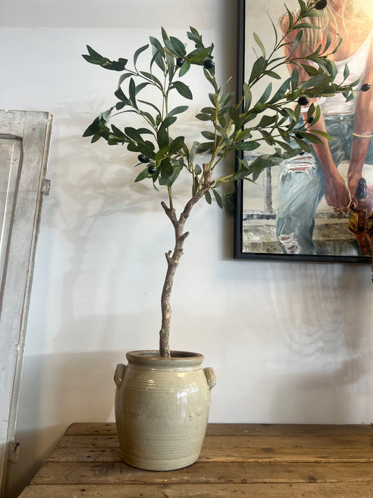 Ontdek de charme van een Franse grespot in brocante stijl. Authentiek, tijdloos en perfect als plantenpot of decoratie in huis en tuin.