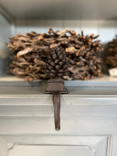 Afbeelding in Gallery-weergave laden, GIETIJZER | HANGER | DENNENAPPEL | HAAK | KRANS
