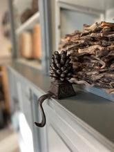Afbeelding in Gallery-weergave laden, GIETIJZER | HANGER | DENNENAPPEL | HAAK | KRANS
