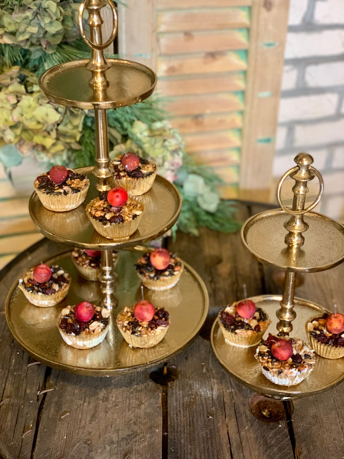 Elegante gouden taartstandaard met cupcakes en fruit, perfect voor feestelijke gelegenheden.